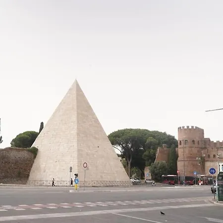 Domus Piramide Апартаменты Рим